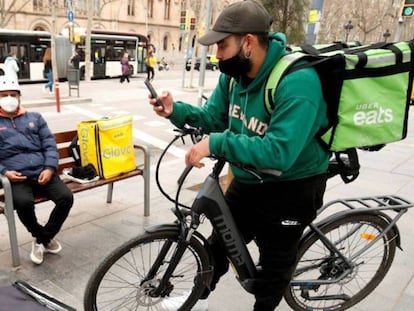 Repartidores de Glovo, Deliveroo y Uber Eats esperando algún servicio en Barcelona, en una foto de archivo. 