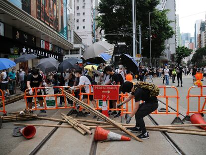 Manifestantes en Hong Kong protestan contra la ley que pretende imponer el Gobierno chino.