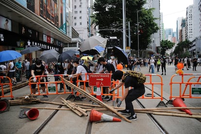 Manifestantes en Hong Kong protestan contra la ley que pretende imponer el Gobierno chino.