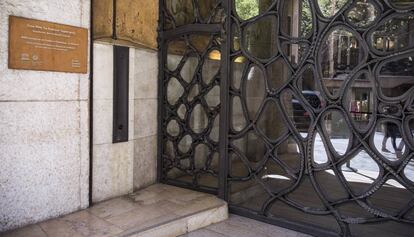 Una de las puerta de La Pedrera en la que puede verse la placa con el reconocimiento de la Unesco. 