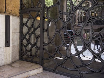 Una de las puerta de La Pedrera en la que puede verse la placa con el reconocimiento de la Unesco. 