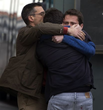 Parentes das vítimas do acidente aéreo na chegada ao aeroporto de Barcelona.