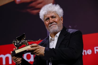 Pedro Almodóvar, con el León de Oro por 'La habitación de al lado' en Venecia.