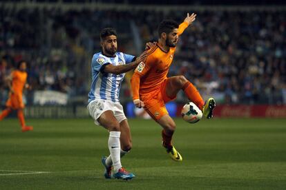 Isco pugna por la posesión con Samuel.