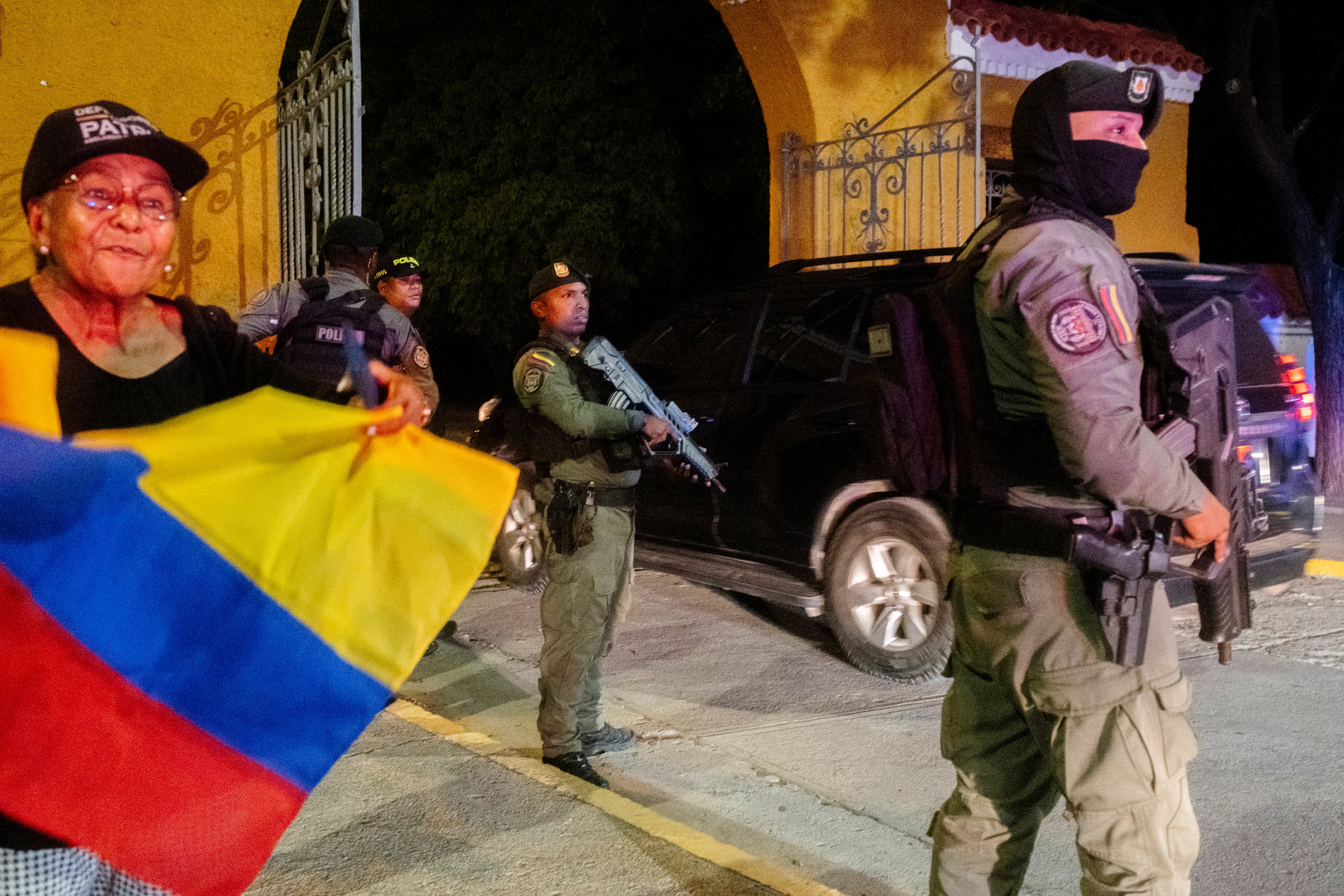 Integrantes del esquema de Seguridad Presidencial se movilizan durante el dispositivo de seguridad de la visita presidencial, en Santa Marta.