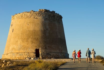 La Torre de Mesa Roldán, en el almeriense Cabo de Gata, forma parte de Meereen, la ciudad de las pirámides, en la nueva temporada de la serie.