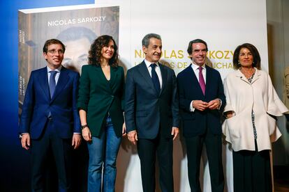 Nicolas Sarkozy, expresidente de Francia, en el centro, junto al alcalde de Madrid, José Luis Martínez Almeida, la presidenta de la Comunidad, Isabel Díaz Ayuso, el expresidente del Gobierno, José María Aznar y su mujer y exalcaldesa de la capital, Ana Botella, este lunes en el hotel Ritz de Madrid.