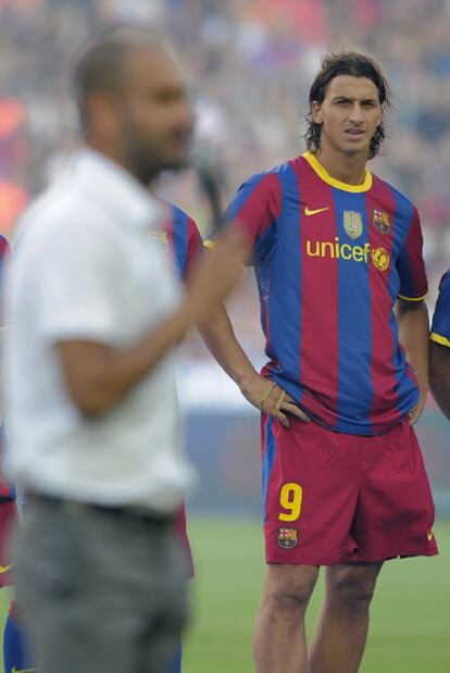 Ibrahimovic observaba ayer a Pep Guardiola, en primer plano