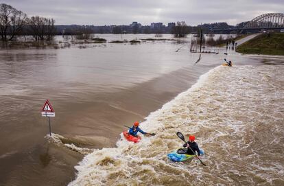 Varias personas reman por las llanuras inundadas del río Waal, en Nimega, Holanda, después de que las fuertes lluvias y el deshielo en el sur de Alemania hayan provocado una importante subida del nivel del agua en varios lugares de Holanda.