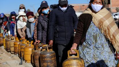 Una fila para comprar gas en la ciudad boliviana de El Alto, en julio de 2020.