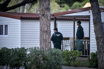 Agents de la Gu&agrave;rdia Civil s&#039;instal&middot;len al c&agrave;mping Illa Mateua.