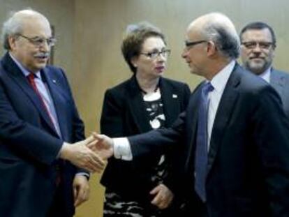 El ministro de Hacienda y Administraciones Públicas, Cristóbal Montoro (d), saluda al consejero de Economía de la Generalitat, Andreu Mas-Colell a su llegada a la reunión del Consejo de Política Fiscal y Financiera (CPFF) celebrada el pasado jueves en Madrid.