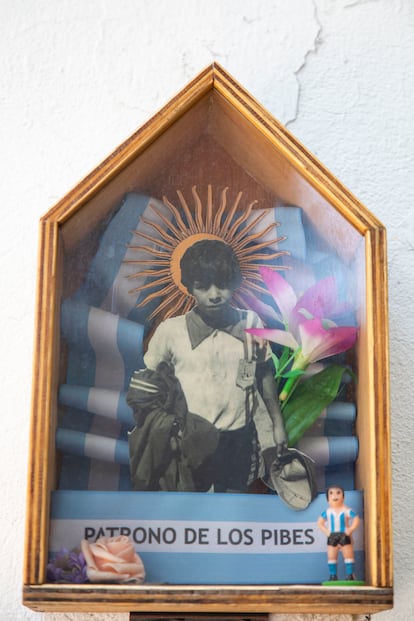 Un pequeño altar en honor a Diego Armando Maradona en La Paternal.