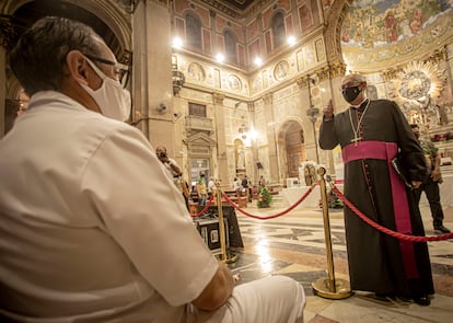 El arzobispo Alberto Taveira durante una misa.