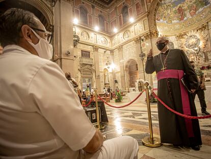 El arzobispo Alberto Taveira durante una misa.