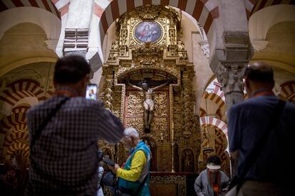 Una obra escultórica religiosa en el interior de la mezquita-Catedral de Córdoba.