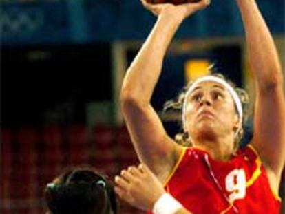 Amaya Valdemoro lanza a canasta ante la china Xiaoyun Song.