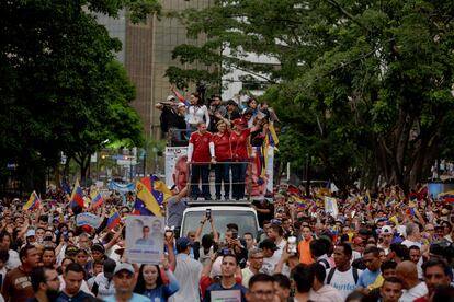 Miles de seguidores acompañaban la caravana del candidato.