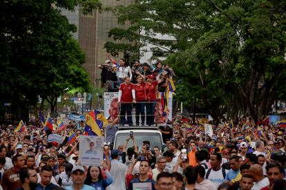 La caravana de Edmundo González y María Corina Machado avanzo hasta caer la noche. 