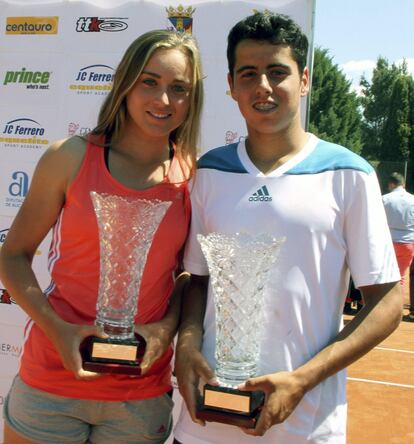 Paula Badosa y Jaume Antoni Munar posan con los trofeos que han conseguido, cada uno en su categoría, en el campeonato internacional junior de la Comunitat Valenciana ,"Trofeo Juan Carlos Ferrero", disputado en las instalaciones del "Ferrero-Equialité Sport Academy", en Villena (Alicante), en abril de 2014.