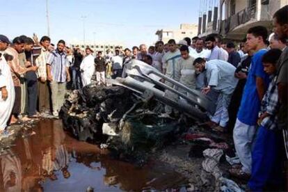 Un grupo de iraquíes, en el lugar del atentado.