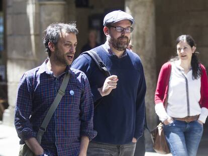 Martiño Noriega, en el centro, junto al alcalde de A Coruña durante un paseo por Santiago.