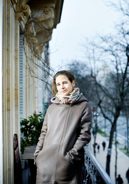 Laurence Debray, escritora, autora de 'Mi rey caído', el libro biográfico del emérito, fotografiada en casa en París en enero de 2022. 