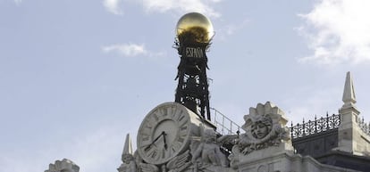 Reloj en la fachada de la sede del Banco de España. EFE/Kiko Huesca/Archivo