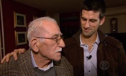 "Siempre en mi corazón". Así firma Novak Djokovic en su web esta foto con su abuelo.