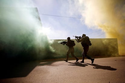 Un marine estadounidense y un soldado israelí practican combate urbano durante unos ejercicios de entrenamiento en Zeelim (Israel). 