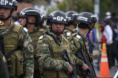 En la imagen, las fuerzas de seguridad colombianas vigilan la entrada de la Escuela General Santander, tras la explosión del coche bomba, en Bogotá (Colombia).