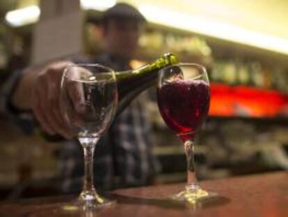 Un barman sirve una copa de vino Beaujolais Nouveau. EFE/Archivo