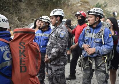 As equipes de resgate, na colina de Catequilla.