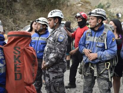 As equipes de resgate, na colina de Catequilla.