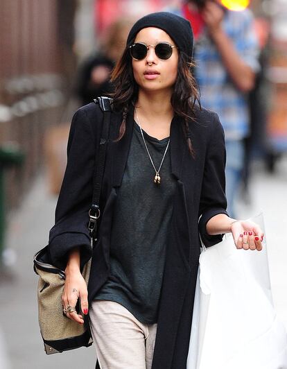 El punto grunge lo pone esta semana Zoe Kravitz con un look perfecto para las frías mañanas de invierno.