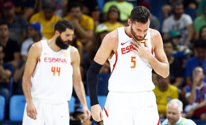 No le perjudicó en exceso esa dinámica a la Roja, este partido de blanco, que fue aguantando a una distancia prudencial de entre tres (30-33, 35-38) y diez puntos (20-30) en el segundo cuarto, con buenos minutos del 'Chacho' Rodríguez y Rudy Fernández para llegar al descanso seis abajo (39-45). En la imagen, Nikola Mirotic (i) y Rudy Fernández, en un momento del partido.