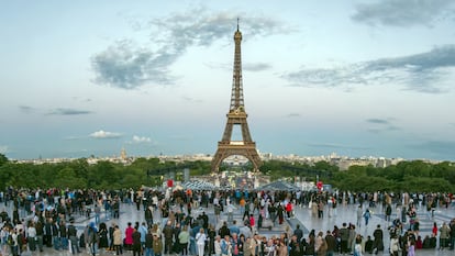 Ambiente cerca de la Torre Eiffel de París, el 27 de mayo.