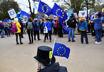 Miles de banderas de la Unión Europea ondearon durante la mañana por las calles adyacentes al recorrido de la protesta. Las pancartas improvisadas por la gente competían en originalidad, pero todas querían denunciar el engaño con el que se votó el Brexit hace ya casi tres años.