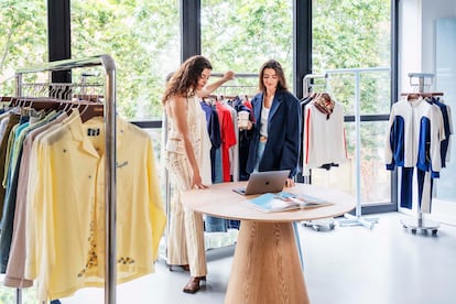 A la izquierda, Ana Martín, encargada de las relaciones públicas, y a la derecha, Maria Guiu, head of brand. Ambas posan con piezas de la colección de otoño.