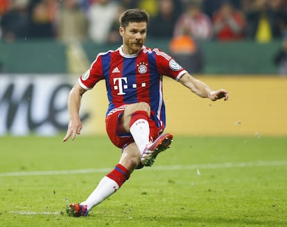 El jugador del Bayern Munich Xabi Alonso se resbala mientras trata de anotar de penalti durante un partido de la semifinal de la copa alemana entre el FC Bayern Munich y el Borussia Dortmund en el Allianz Arena de Munich, (Alemania), el 28 de abril de 2015.