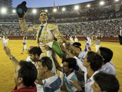 El diestro Jose Tomas sale a hombros durante la corrida en La Malagueta.