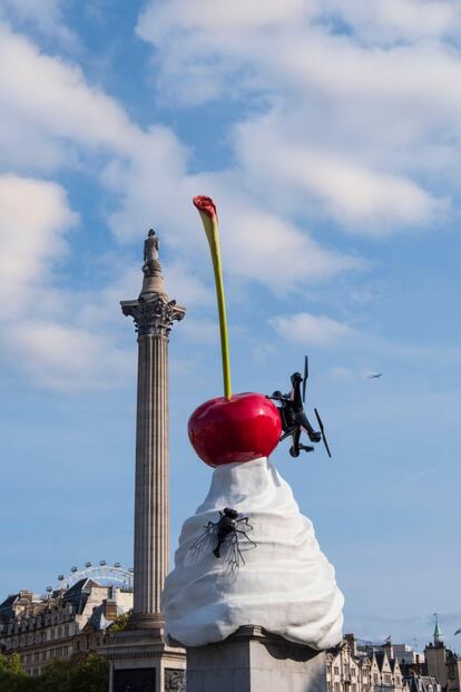 Un postre de crema de nueve metros de alto al borde del colapso, con una mosca, una guinda y un dron, se eleva hasta la primavera de 2022 en la londinense Trafalgar Square. Aunque <a href="https://web102.secure-secure.co.uk/theend.today/" target="_blank">'The End'</a> refleja el desasosegante ánimo de su autora, Heather Phillipson, en 2016, con el Brexit y Donald Trump camino de la Casa Blanca, su aire distópico encaja con estos tiempos.