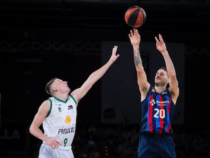 Laprovittola lanza a canasta durante el partido de semifinales de la Supercopa entre Barcelona y Joventut este sábado en el pabellón de San Pablo de Sevilla.