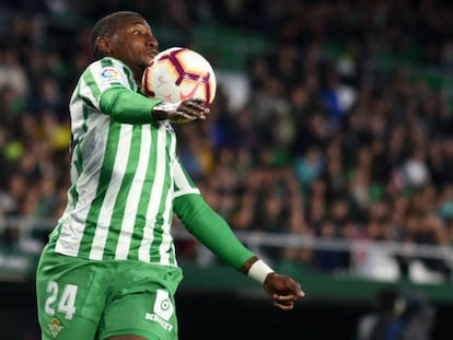 Emerson controla el balón durante un partido del Betis.