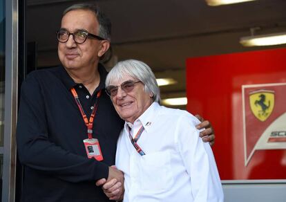 Sergio Marchionne, expresidente de Ferrari, estrecha la mano a Bernie Ecclestone en el circuito de Monza, Italia, en 2015.