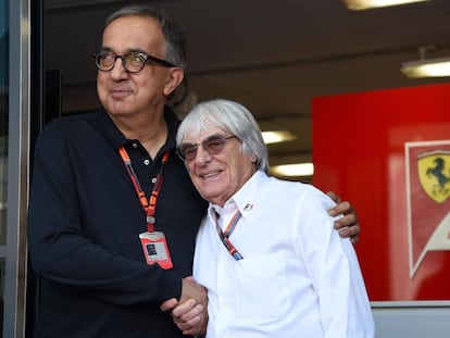 Sergio Marchionne, expresidente de Ferrari, estrecha la mano a Bernie Ecclestone en el circuito de Monza, Italia, en 2015.