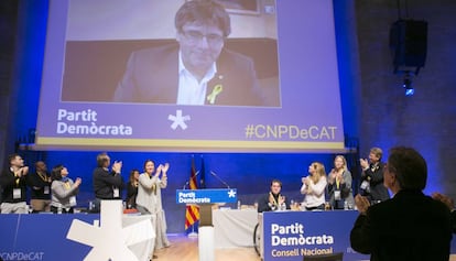 Artur Mas (dreta) aplaudeix abans de la intervenció de Carles Puigdemont a la reunió del PDeCAT.
