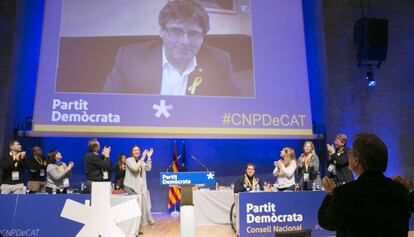Artur Mas (derecha) aplaude antes de la intervención de Carles Puigdemont en la reunión del PDeCAT.