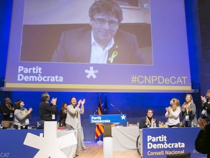 Artur Mas (dreta) aplaudeix abans de la intervenció de Carles Puigdemont a la reunió del PDeCAT.