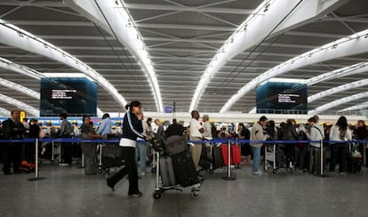 Pasajeros en la terminal 5 del aeropuerto de Heathrow, en Londres.